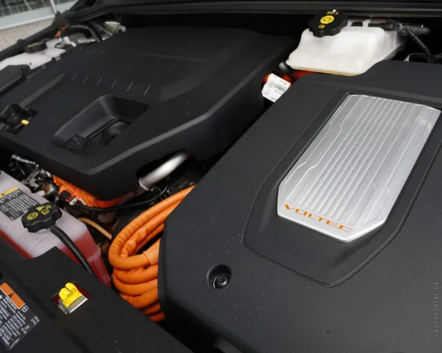Chevrolet Volt хетчбек — 19
