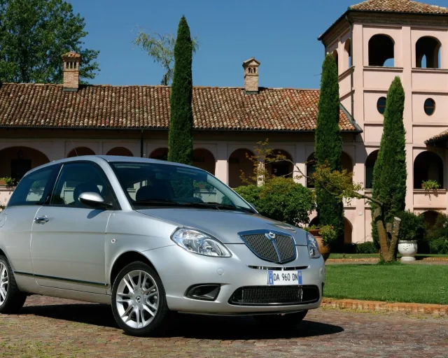 Lancia Ypsilon hatchback — 9