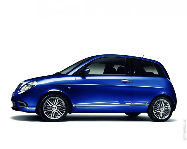 Lancia Ypsilon hatchback — 17