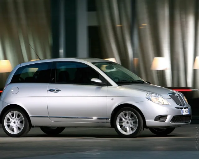 Lancia Ypsilon hatchback — 8
