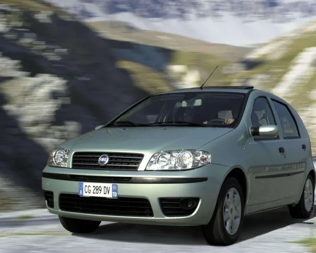 Fiat Punto Classic hatchback — 11