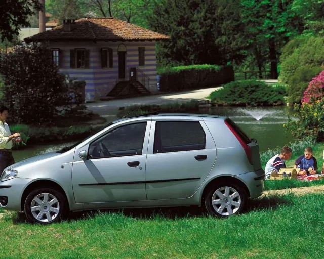 Fiat Punto Classic hatchback — 18