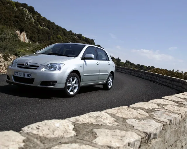 Toyota Corolla 2000 (Тойота Королла) хэтчбек — 19