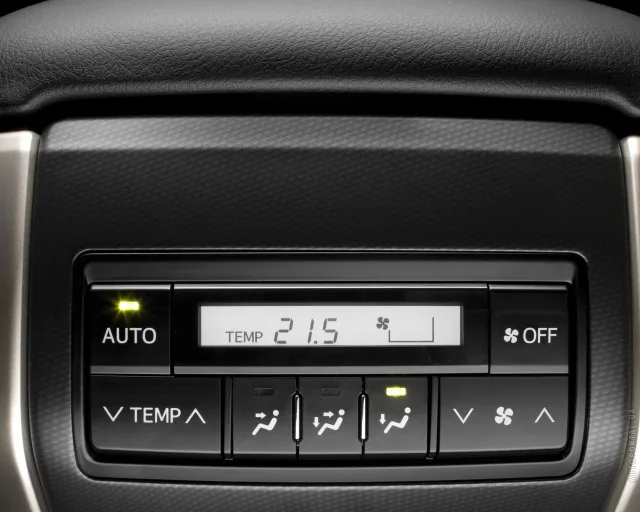 Toyota Land Cruiser Prado 2010 позашляховик — 6