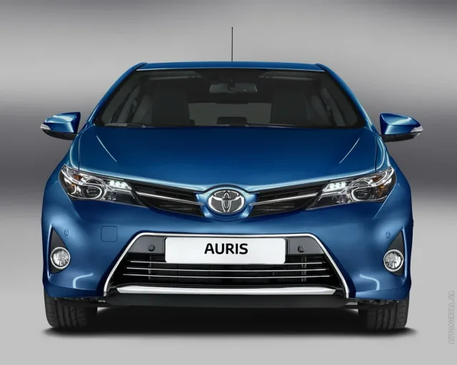 Toyota Auris 2013 хетчбек — 4
