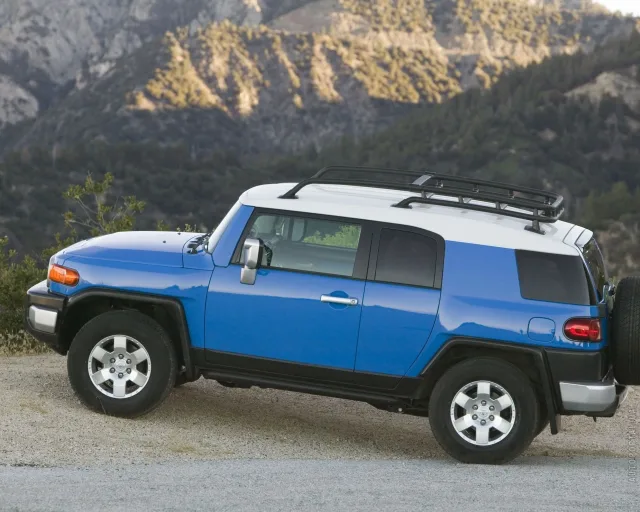 Toyota FJ Cruiser SUV — 18
