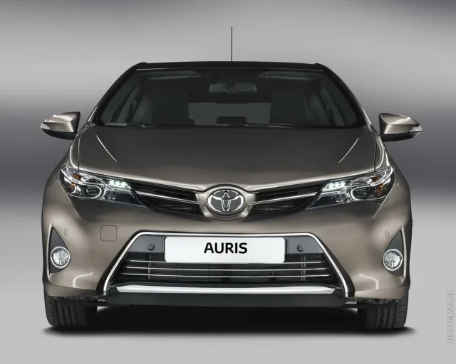 Toyota Auris 2013 хетчбек — 12