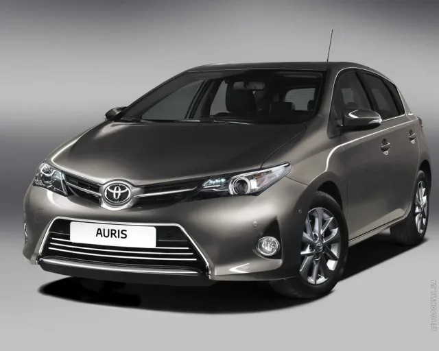 Toyota Auris 2013 хетчбек — 3