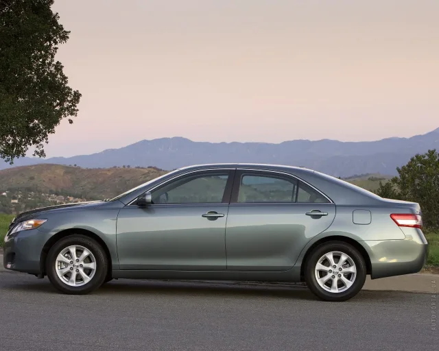 Toyota Camry 2.4 MT Comfort — 16