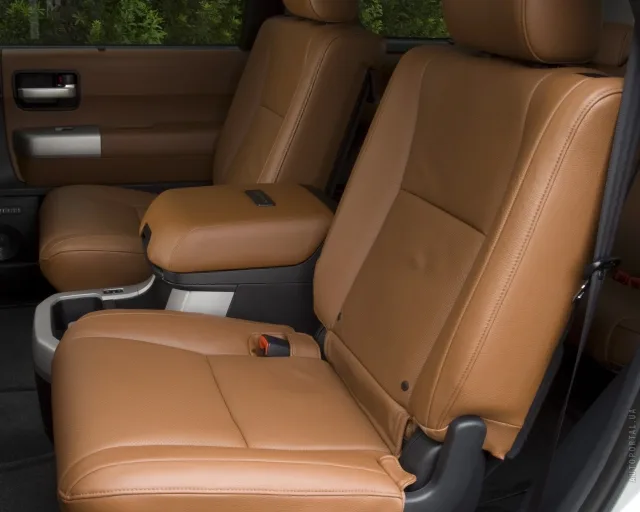 Toyota Sequoia позашляховик — 13