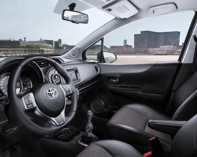 Toyota Yaris 2012 хетчбек — 9