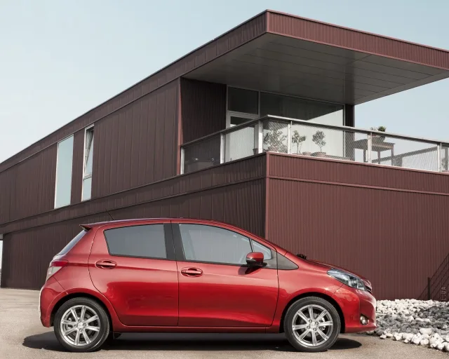 Toyota Yaris 2012 хетчбек — 25