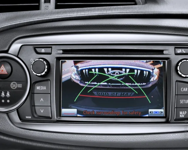 Toyota Yaris 2012 хетчбек — 16