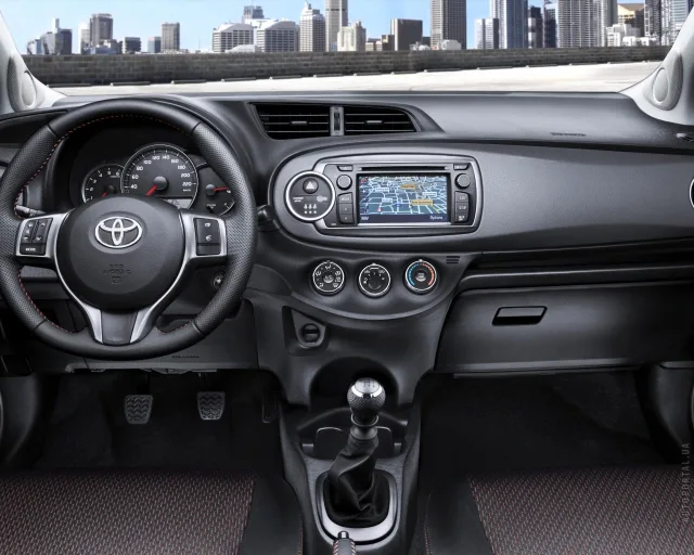 Toyota Yaris 2012 хетчбек — 17