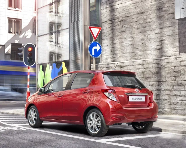 Toyota Yaris 2012 хетчбек — 24
