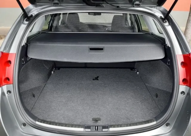 Toyota Auris Touring Sports (Тойота Аурис Туринг Спортс) универсал — 3