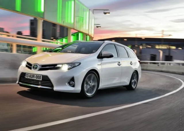 Toyota Auris Touring Sports (Тойота Аурис Туринг Спортс) универсал — 11