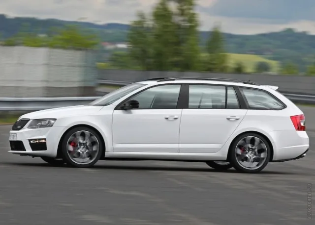 Skoda Octavia Combi RS A7 2013 station wagon — 10