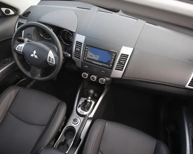 Mitsubishi Outlander XL кросовер — 4