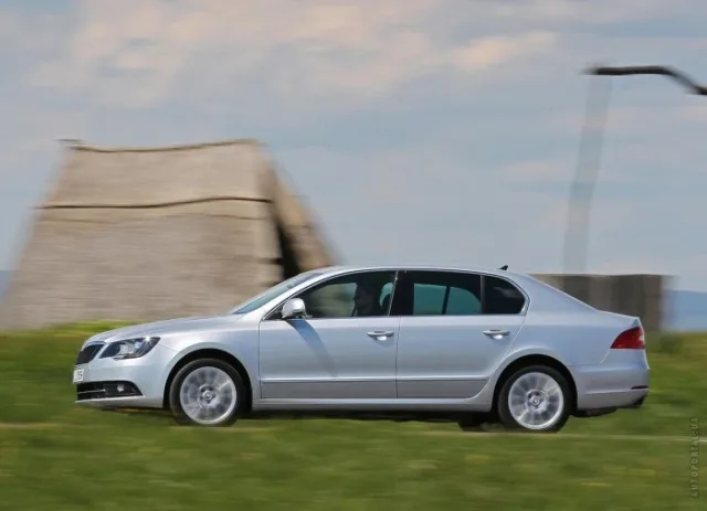 Skoda Superb 2013 седан — 8