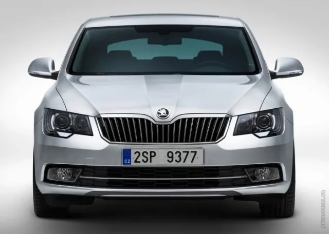 Skoda Superb 2013 седан — 7