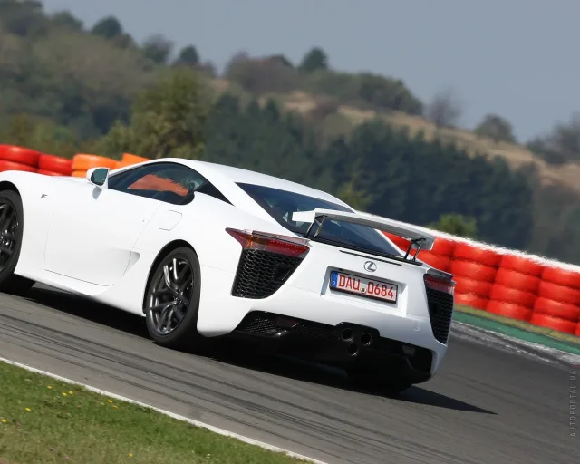 Lexus LFA спорткар — 18