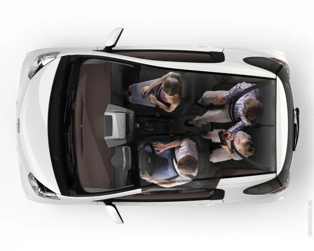 Toyota iQ хетчбек — 5