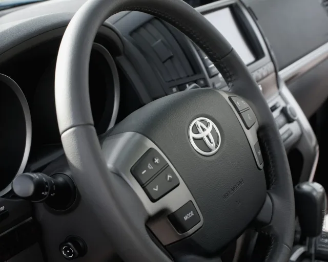 Toyota Land Cruiser 200 2011 позашляховик — 6