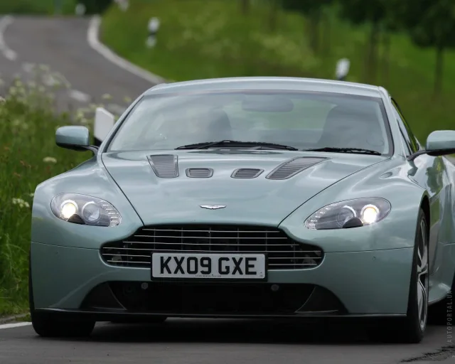 Aston Martin V12 Vantage sports car — 9