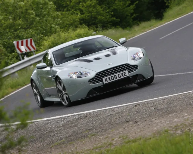 Aston Martin V12 Vantage sports car — 10