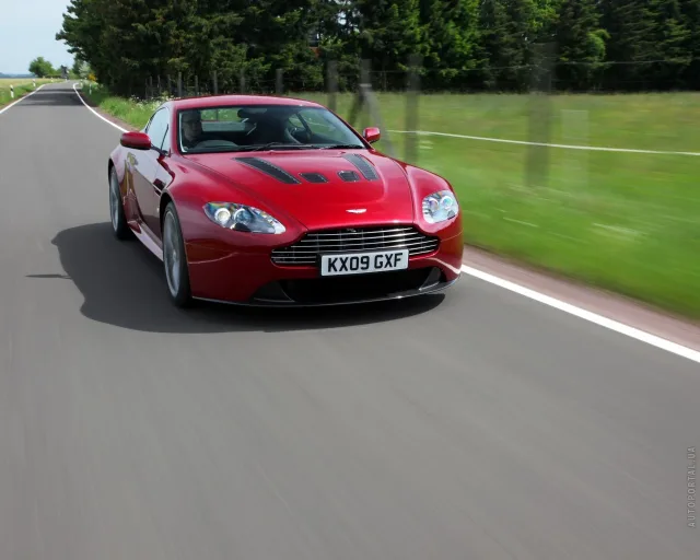 Aston Martin V12 Vantage sports car — 17