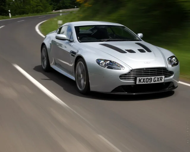 Aston Martin V12 Vantage sports car — 18