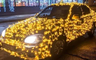 Чи можна вішати різдвяні гірлянди на авто в Україні