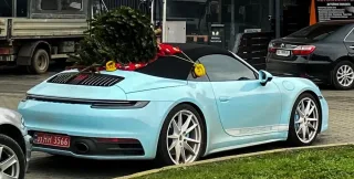 У Львові кабріолет Porsche 911 прикрасили натуральною ялинкою на даху