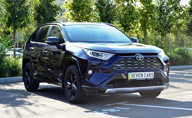 Українці все більше купляють гібридних авто: які моделі найпопулярніші у січні 2026