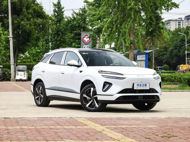 Попит на китайські авто в Україні впав удвічі