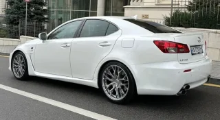 17-річний седан Lexus у стані “ капсула часу” продають у Києві за $72500: за що така ціна