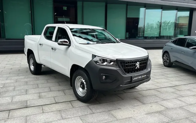 Бюджетна версія пікапа Peugeot Landtrek Лютий вийде на український ринок у квітні