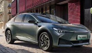Toyota тепер продає новий електромобіль розміром з Corolla за ціною від $13500