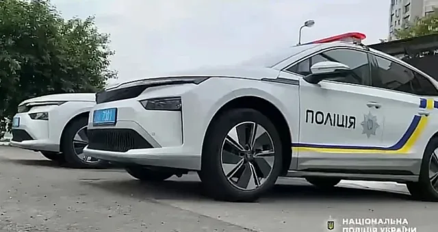 Поліція Києва пересіла на електричні авто Skoda Enyaq