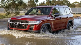 Оновлений Toyota Land Cruiser 300 втратив бензинову версію: що запропонували взамін