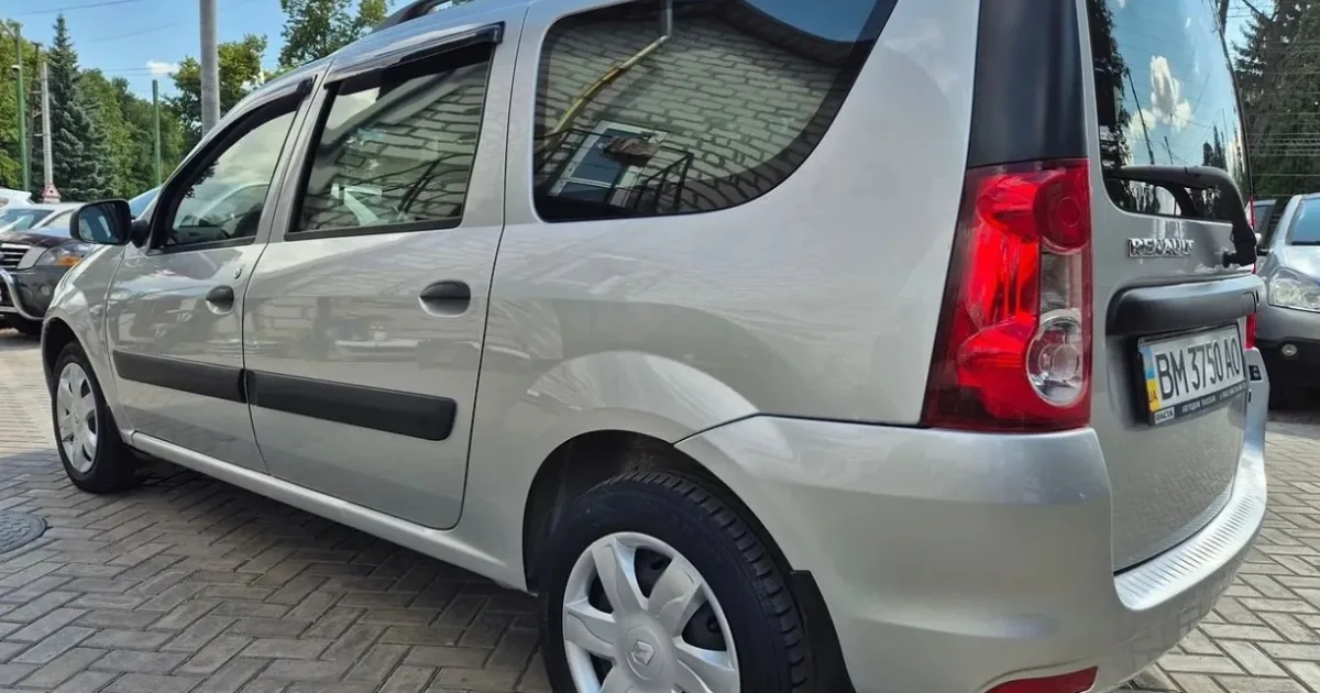 Renault Logan MCV 2009 2.jpg