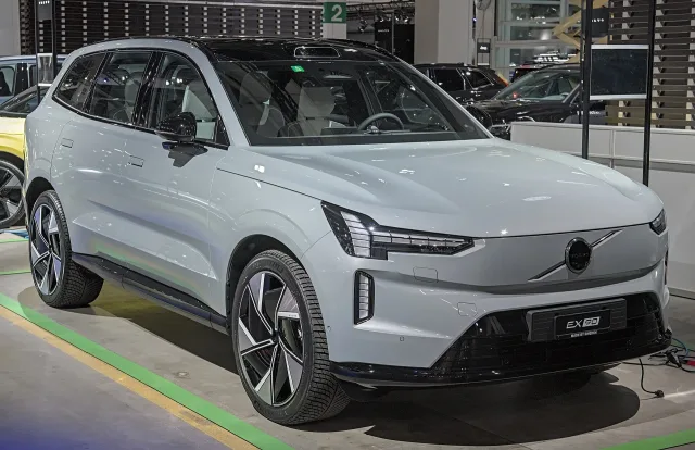 Volvo EX90 кросовер — 2