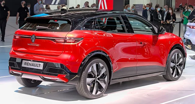Renault Megane E-Tech хетчбек — 3
