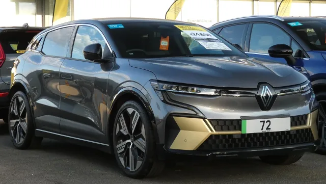 Renault Megane E-Tech хетчбек — 4