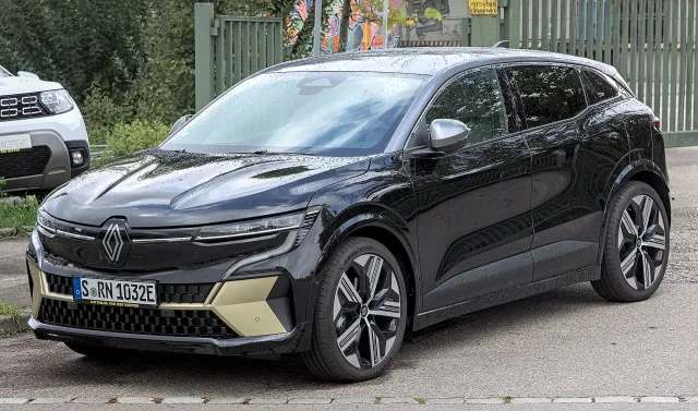 Renault Megane E-Tech хетчбек — 5