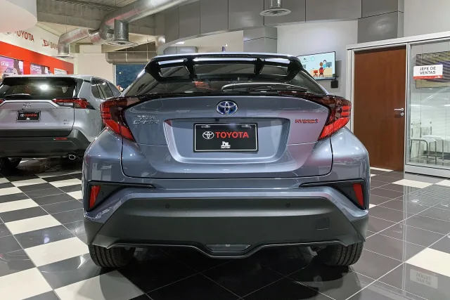 Toyota C-HR+ кросовер — 5