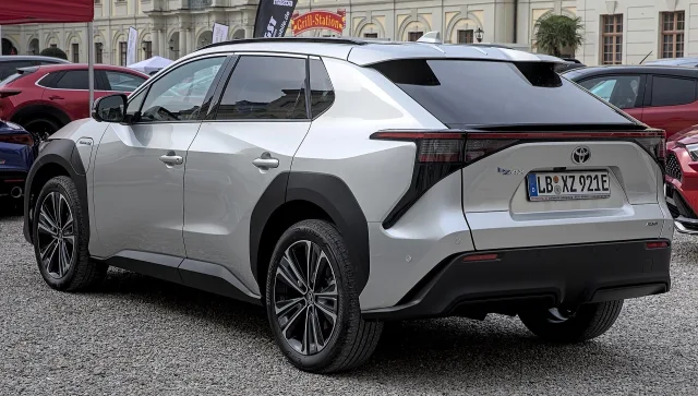 Toyota bZ4X кросовер — 2