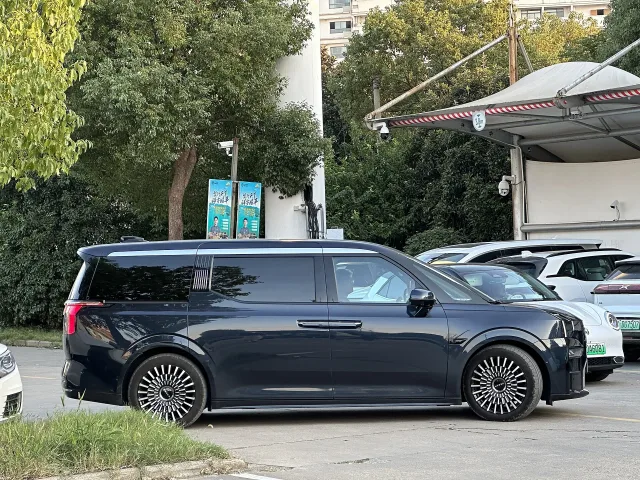 Zeekr 009 мінівен — 2
