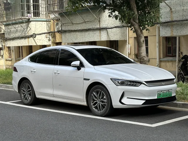 BYD Qin Plus седан — 3